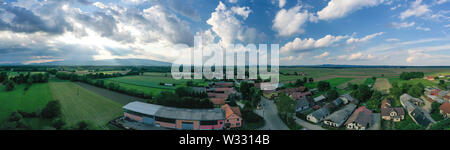 Campagne européenne de l'air, village de plaine pannonienne, Dravsko polje, Slovénie, paysage rural et traditionnel de petits villages avec des maisons Banque D'Images