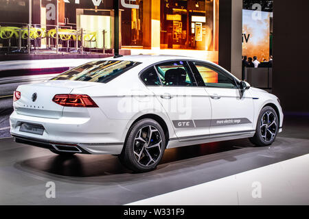 Genève, Suisse, May 2019 Volkswagen Passat VW110 blanc limousine, de l'Automobile de Genève, 8e gen lifting, produite par Volkswagen Banque D'Images