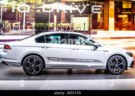 Genève, Suisse, May 2019 Volkswagen Passat VW110 blanc limousine, de l'Automobile de Genève, 8e gen lifting, produite par Volkswagen Banque D'Images