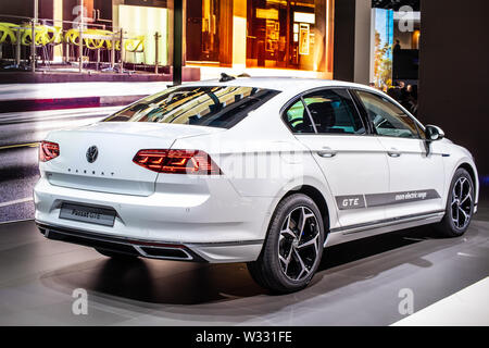 Genève, Suisse, May 2019 Volkswagen Passat VW110 blanc limousine, de l'Automobile de Genève, 8e gen lifting, produite par Volkswagen Banque D'Images