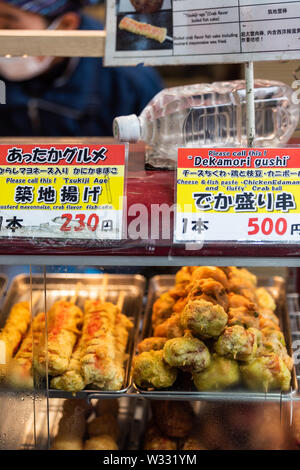 Tokyo, Japon - 30 mars 2019 : store affichage de chair de poisson frit, battues et boules de crabe fishcake en plein air de la rue du marché Tsukiji de Gin Banque D'Images