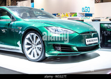 Genève, mars 2019 Tesla Model S Frein de tir avec Vredestein Ultrac Vorti les pneus été, Genève International Motor Show, stand Vredestein Apollo Banque D'Images