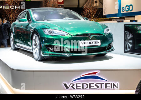 Genève, mars 2019 Tesla Model S Frein de tir avec Vredestein Ultrac Vorti les pneus été, Genève International Motor Show, stand Vredestein Apollo Banque D'Images