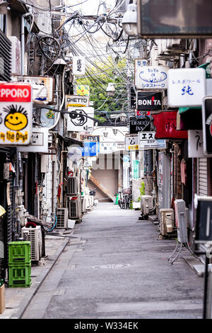 Tokyo, Japon - 1 Avril 2019 : célèbre Golden Gai alley street lane avec ses pubs et restaurants japonais izakaya signes au centre-ville de Shinjuku city Banque D'Images