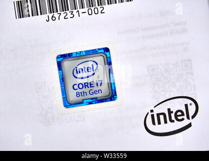 Montréal, Canada - le 8 décembre 2018 : le logo de l'étiquette Intel i7 8e génération CPU et imprimé le manuel. Intel est une société multinationale américaine un Banque D'Images