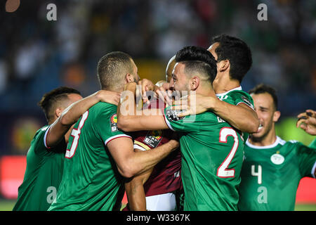 Suez. 11 juillet, 2019. Les joueurs de l'Algérie célébrer la victoire après le match quart de finale entre la Côte d'Ivoire et l'Algérie lors de la coupe d'Afrique des Nations 2019 dans Suez, Egypte le 11 juillet 2019. Le match s'est terminé 1-1 en temps supplémentaire. L'Algérie a battu la Côte d'Ivoire 4-3 en tirs de barrage. Crédit : Li Yan/Xinhua/Alamy Live News Banque D'Images