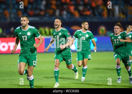 Suez. 11 juillet, 2019. Les joueurs de l'Algérie célébrer la victoire après le match quart de finale entre la Côte d'Ivoire et l'Algérie lors de la coupe d'Afrique des Nations 2019 dans Suez, Egypte le 11 juillet 2019. Le match s'est terminé 1-1 en temps supplémentaire. L'Algérie a battu la Côte d'Ivoire 4-3 en tirs de barrage. Crédit : Li Yan/Xinhua/Alamy Live News Banque D'Images