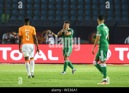 Suez. 11 juillet, 2019. Baghdad Bounedjah (C) de l'Algérie réagit après avoir manqué un penalty shoot au cours de match quart entre la Côte d'Ivoire et l'Algérie lors de la coupe d'Afrique des Nations 2019 dans Suez, Egypte le 11 juillet 2019. Le match s'est terminé 1-1 en temps supplémentaire. L'Algérie a battu la Côte d'Ivoire 4-3 en tirs de barrage. Crédit : Li Yan/Xinhua/Alamy Live News Banque D'Images