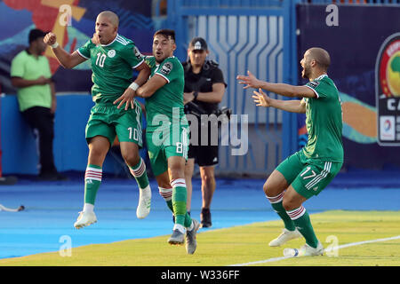 Suez. 11 juillet, 2019. Les joueurs de l'Algérie célébrer au cours de la notation entre match quart Côte d'Ivoire et l'Algérie lors de la coupe d'Afrique des Nations 2019 dans Suez, Egypte le 11 juillet 2019. Le match s'est terminé 1-1 en temps supplémentaire. L'Algérie a battu la Côte d'Ivoire 4-3 en tirs de barrage. Credit : Wang Teng/Xinhua/Alamy Live News Banque D'Images