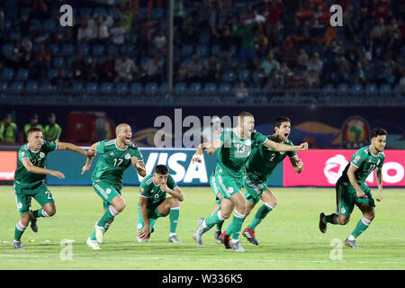 Suez. 11 juillet, 2019. Les joueurs de l'Algérie célébrer la victoire après le match quart de finale entre la Côte d'Ivoire et l'Algérie lors de la coupe d'Afrique des Nations 2019 dans Suez, Egypte le 11 juillet 2019. Le match s'est terminé 1-1 en temps supplémentaire. L'Algérie a battu la Côte d'Ivoire 4-3 en tirs de barrage. Credit : Wang Teng/Xinhua/Alamy Live News Banque D'Images