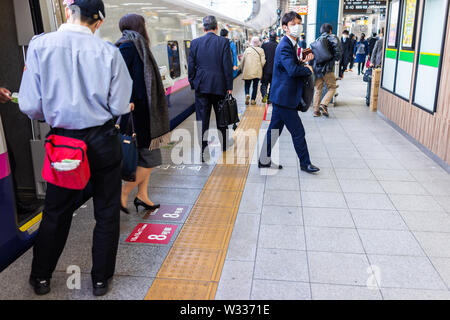 Tokyo, Japon - 4 Avril, 2019 : orchestre japonais sur la plate-forme de la gare de JR Shinjuku en train à grande vitesse Shinkansen a ouvert des portes avec les gens walkin Banque D'Images