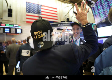 (190712) -- NEW YORK, le 12 juillet 2019 (Xinhua) -- Bois de célébrer pour un nouveau sommet de l'indice Dow Jones à la Bourse de New York à New York, États-Unis, le 11 juillet 2019. Stocks américains a pris fin le jeudi mixte, alors que les investisseurs digéré un lot de données de clés. Le marché a également continué d'être encouragés par l'espoir d'une plus grande réduction des taux d'avenir à la suite de la Réserve fédérale américaine sur la politique monétaire du président témoignage. Le Dow Jones Industrial Average a augmenté de 227,88 points, ou 0,85  %, à 27 088,08. Le S&P 500 a augmenté de 6,84 points, ou 0,23  %, à 2 999,91. L'indice composé Nasdaq d Banque D'Images