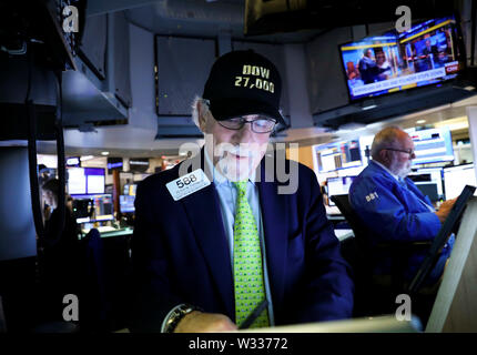 (190712) -- NEW YORK, le 12 juillet 2019 (Xinhua) -- Traders travailler à la Bourse de New York à New York, États-Unis, le 11 juillet 2019. Stocks américains a pris fin le jeudi mixte, alors que les investisseurs digéré un lot de données de clés. Le marché a également continué d'être encouragés par l'espoir d'une plus grande réduction des taux d'avenir à la suite de la Réserve fédérale américaine sur la politique monétaire du président témoignage. Le Dow Jones Industrial Average a augmenté de 227,88 points, ou 0,85  %, à 27 088,08. Le S&P 500 a augmenté de 6,84 points, ou 0,23  %, à 2 999,91. L'indice composé Nasdaq a chuté 6,49 points, ou 0,08  %, à 8 196,04. (X Banque D'Images