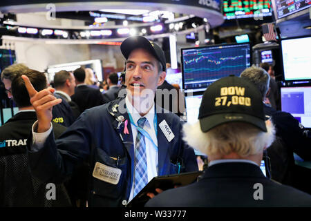 (190712) -- NEW YORK, le 12 juillet 2019 (Xinhua) -- Traders travailler à la Bourse de New York à New York, États-Unis, le 11 juillet 2019. Stocks américains a pris fin le jeudi mixte, alors que les investisseurs digéré un lot de données de clés. Le marché a également continué d'être encouragés par l'espoir d'une plus grande réduction des taux d'avenir à la suite de la Réserve fédérale américaine sur la politique monétaire du président témoignage. Le Dow Jones Industrial Average a augmenté de 227,88 points, ou 0,85  %, à 27 088,08. Le S&P 500 a augmenté de 6,84 points, ou 0,23  %, à 2 999,91. L'indice composé Nasdaq a chuté 6,49 points, ou 0,08  %, à 8 196,04. (X Banque D'Images