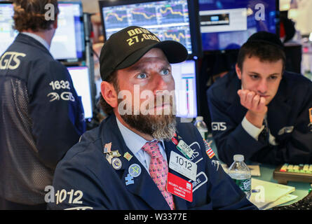 (190712) -- NEW YORK, le 12 juillet 2019 (Xinhua) -- Traders travailler à la Bourse de New York à New York, États-Unis, le 11 juillet 2019. Stocks américains a pris fin le jeudi mixte, alors que les investisseurs digéré un lot de données de clés. Le marché a également continué d'être encouragés par l'espoir d'une plus grande réduction des taux d'avenir à la suite de la Réserve fédérale américaine sur la politique monétaire du président témoignage. Le Dow Jones Industrial Average a augmenté de 227,88 points, ou 0,85  %, à 27 088,08. Le S&P 500 a augmenté de 6,84 points, ou 0,23  %, à 2 999,91. L'indice composé Nasdaq a chuté 6,49 points, ou 0,08  %, à 8 196,04. (X Banque D'Images