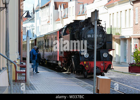 La locomotive à vapeur Molli sur son chemin à travers Bad Doberan sur la mer Baltique Banque D'Images