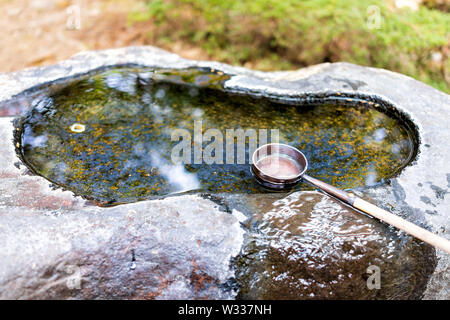 Fontaine de purification dans le temple d'un sanctuaire Toshogu à Nikko, Japon avec de l'eau et verser dans la préfecture de Tochigi gros plan Banque D'Images