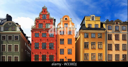 Dans l'architecture traditionnelle suédoise de la place Stortorget, Gamla Stan, Stockholm Banque D'Images