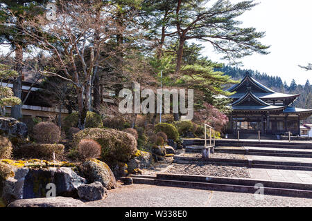 Nikko, Japa - 4 Avril, 2019 : Tenriism Tenrikyô culte temple dans la préfecture de Tochigi avec une architecture traditionnelle en bois à l'extérieur, l'eau de purification f Banque D'Images