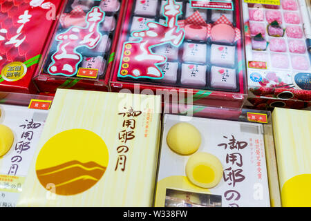 Utsunomiya, Japon - 4 Avril, 2019 : Célèbre Préfecture Tochigi les agrumes parfumé au citron rempli mochi dans flabor fraise cadeaux souvenirs en magasin Banque D'Images