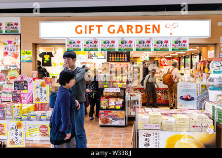 Utsunomiya, Japon - 4 Avril 2019 : l'achat de nourriture, de souvenir dessert sucré dans des boîtes-cadeaux boutique en magasin de détail dans l'affichage avec JR tr Banque D'Images