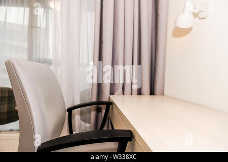 Gros plan du tableau vide dans le minimalisme house interior, mur blanc Chambre bureau avec chaise de bureau par luminaire avec fenêtre balcon Banque D'Images