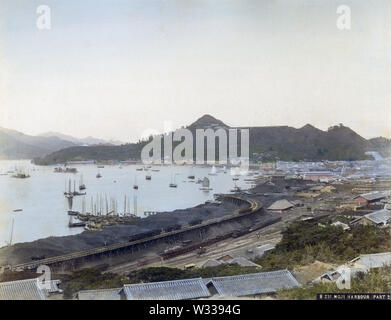 [ 1890 Japon - L'industrialisation au port de Moji ] - des monticules de l'industrialisation au début du show de charbon Moji Harbour dans la préfecture de Fukuoka. 19e siècle vintage albumen photo. Banque D'Images