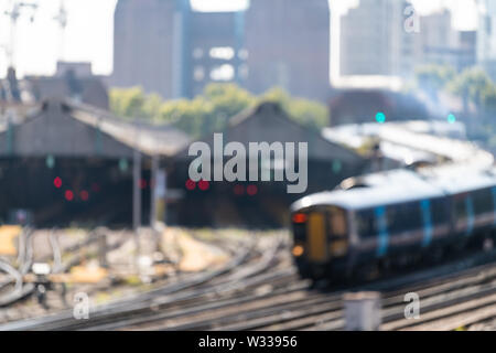 Vue brouillée de flou artistique sur les voies de transport ferroviaire industriel à Pimlico zone avec de gros plan et de train depot magasins à Londres, Royaume-Uni Banque D'Images