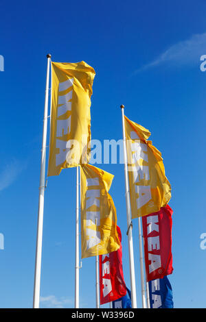 Huddinge, Suède - 11 juillet 2019 : un close-up d'un groupe de drapeaux à l'extérieur du magasin Ikea situé à Kungens Kurva. Banque D'Images