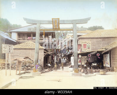 [ 1880 - Japon Torii sacré à l'île d'Enoshima ] - Bronze de torii à Chayamachi sur l'île d'Enoshima dans la préfecture de Kanagawa. L'auberge derrière le torii préparés au grand nombre de touristes et de pèlerins que l'île a attiré. 19e siècle vintage albumen photo. Banque D'Images