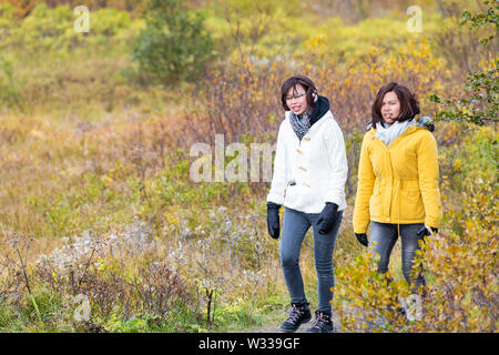 Þingvellir, Islande - 20 septembre 2018 : parc national dans la ligne continentale de partage avec deux femmes asiatiques chinois touristes, personnes marchant sur trai Banque D'Images