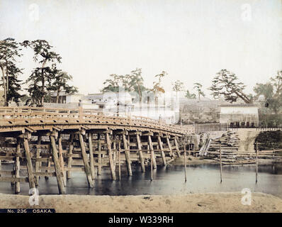 [ 1860 - Japon Pont Kyobashi au château d'Osaka ] - extrêmement rare vue sur le pont en bois traversant la Neyagawa Kyobashi (rivière) 寝屋川 au château d'Osaka, Osaka, ca. Années 1860 (l'ère Meiji). Le pont, d'abord érigée en 1623, a été nommée Kyobashi parce que la route il connecté à conduire à 京街道 Kyokaido (Kyoto,). En 1885, Meiji (18) Le pont a été emporté pendant une inondation et remplacé par une construction en fer. 19e siècle vintage albumen photo. Banque D'Images