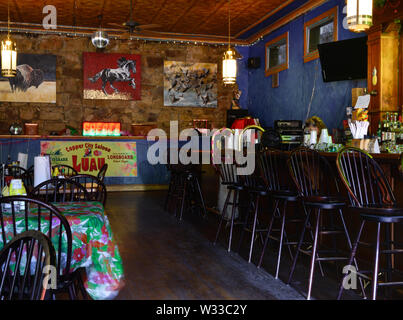 L'intérieur de la ville de cuivre Saloon, un bar et un restaurant avec des peintures et des bijoux à la vente, dans la ville minière historique de Bisbee, Arizona, USA Banque D'Images