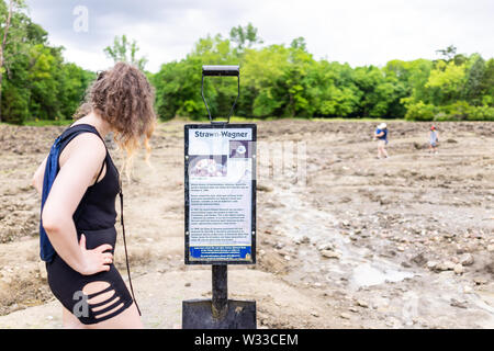 Murfreesboro, USA - 5 juin 2019 : Cratère de diamants State Park dans l'Arkansas avec femme Strawn-Wagner historique lecture signe pour diamants trouvés Banque D'Images