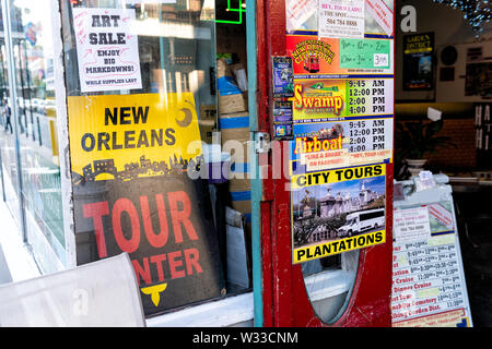 New Orleans, USA - 22 Avril 2018 : bureau de l'agence de voyage Tourisme signe avec des billets en vente pour plantation, visite guidée et Garden District gu Banque D'Images