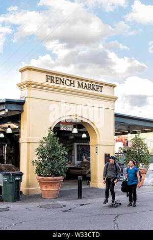 New Orleans, USA - 22 Avril 2018 : marché français sign et l'entrée dans la ville avec de nombreux magasins et restaurants et des gens qui marchent sur la rue dans su Banque D'Images