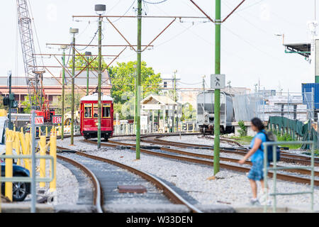 New Orleans, USA - 23 Avril 2018 : rue de la vieille ville en Louisiane célèbre tramway tramway ville voie ferrée sur Dumaine street station d'arrêter les personnes walki Banque D'Images