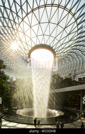 Vue verticale de la cascade avec belle lumière naturelle venant dans l'aéroport Changi de Singapour, Jewel Banque D'Images