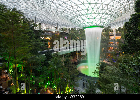 Joyau de l'intérieur de l'aéroport de Changi avec éclairage vert au cours de la soirée, à Singapour Banque D'Images