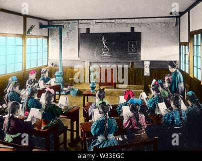 [ 1900 - Japon femme japonaise de l'école élémentaire ] - les élèves de l'école élémentaire japonais d'étudier le dessin dans une salle de classe, au début des années 1900. 20e siècle vintage lame de verre. Banque D'Images