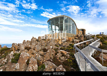 Hobart Australie / touristes profiter de la vue spectaculaire sur Hobart, du sommet du Mont Wellington observatoire. Banque D'Images