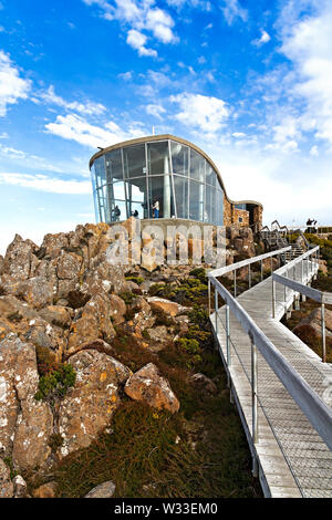 Hobart Australie / touristes profiter de la vue spectaculaire sur Hobart, du sommet du Mont Wellington observatoire. Banque D'Images