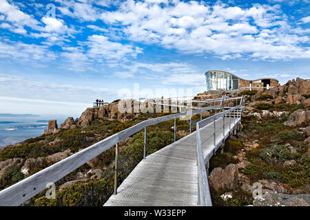 Hobart Australie / touristes profiter de la vue sur le Mont Wellington à partir de Hobart observatoire du sommet. Banque D'Images