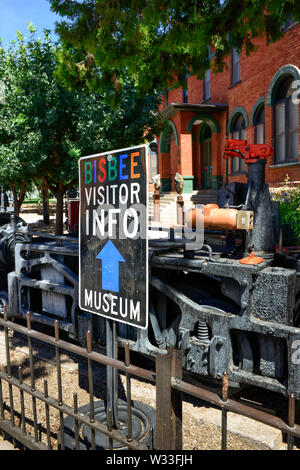 Un signe pour Bisbee Infos Visiteur et Bisbee Mining and Historical Museum dans petite ville du nord, l'ancienne ville minière de Bisbee, AZ Banque D'Images