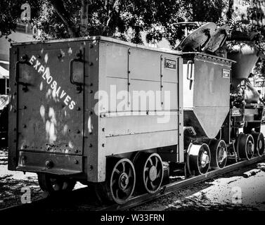 Une poudre vintage voiture, marquée "explosifs" avec d'autres équipements miniers dans la pièce en face de l'exploitation minière et Bisbee Historical Museum, Bisbee, AZ Banque D'Images