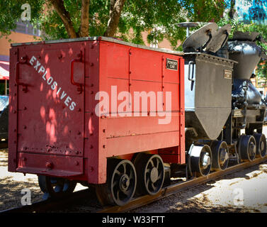 Une poudre vintage voiture, marquée "explosifs" avec d'autres équipements miniers dans la pièce en face de l'exploitation minière et Bisbee Historical Museum, Bisbee, AZ Banque D'Images