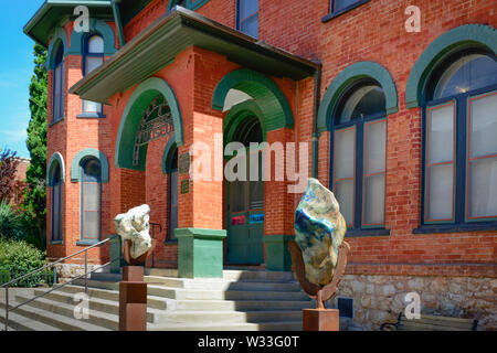 L'azurite spécimens à l'extérieur sur des socles de cuivre avant l'exploitation minière et Bisbee Musée Historique de petite ville du nord, Bisbee, AZ Banque D'Images