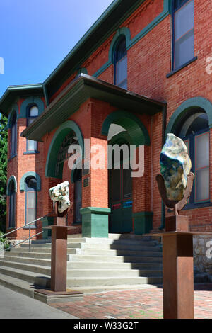 L'azurite spécimens à l'extérieur sur des socles de cuivre avant l'exploitation minière et Bisbee Musée Historique de petite ville du nord, Bisbee, AZ Banque D'Images