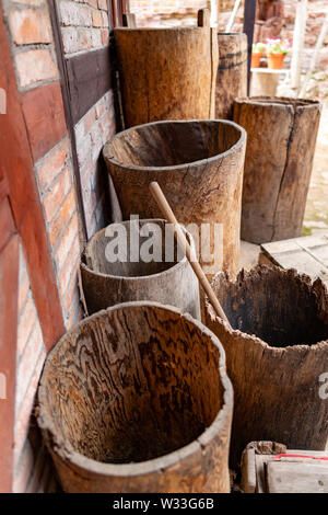 Les contenants d'eau faits de bois. Ancien sculpté dans le tronc d'un arbre. Place - musée en plein air. Banque D'Images