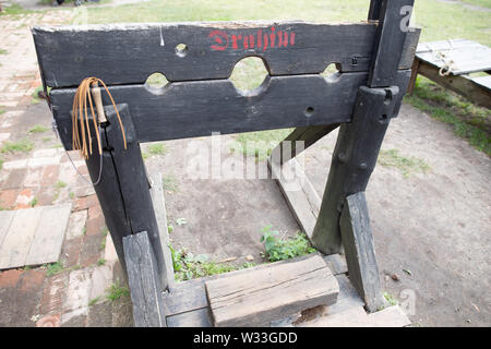 Manilles en bois à la torture des prisonniers dans le Moyen Âge. Appareil pour la flagellation. Place - musée en plein air. Banque D'Images